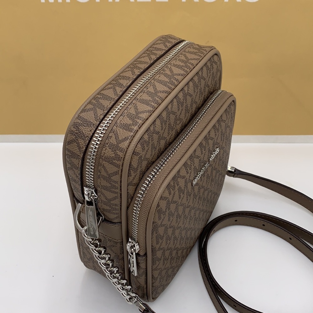 MICHAEL KORS
Jet Set Travel Medium Signature Logo Crossbody Bag
COLOR DUSK - Picture 7 of 16